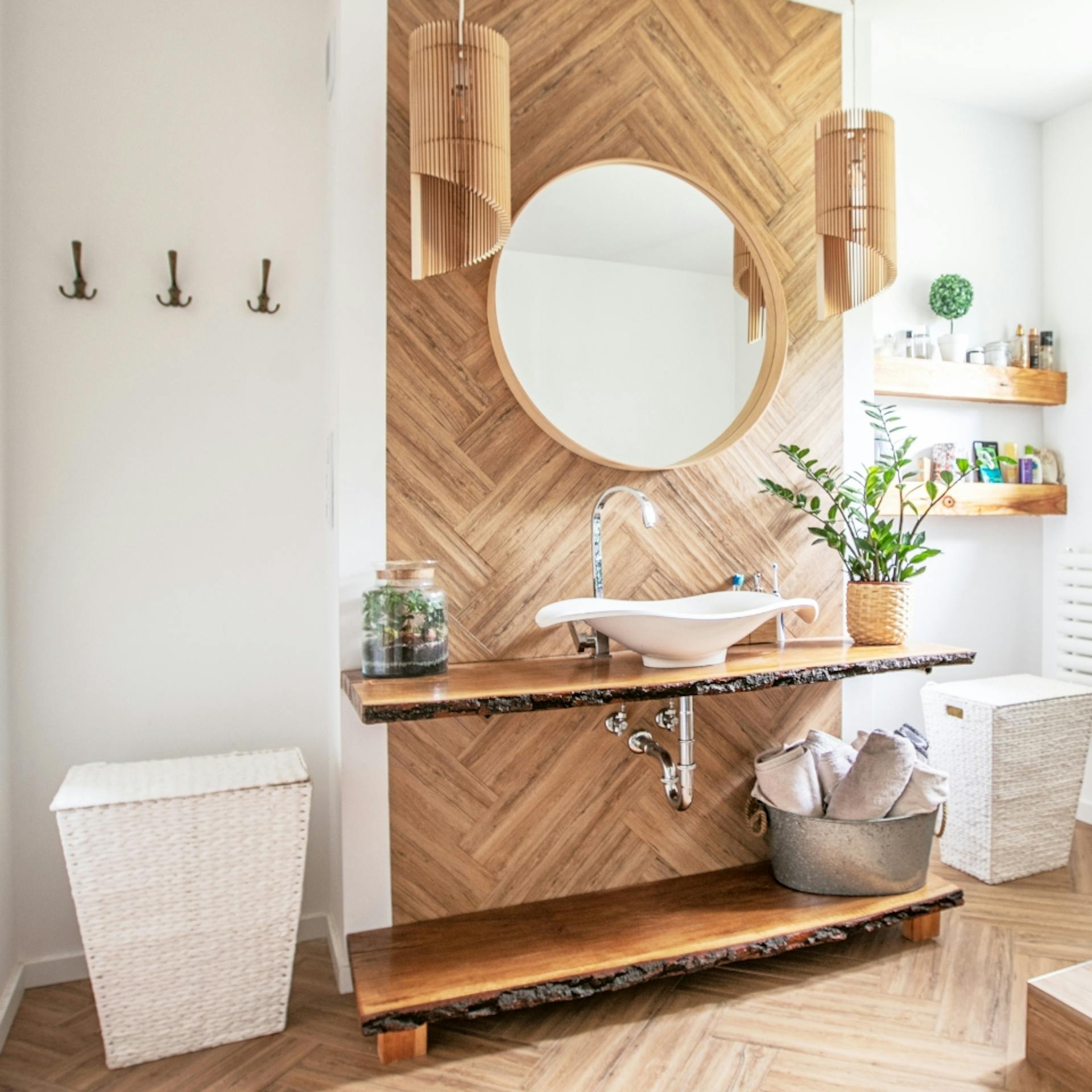 Bad mit Holzwand hinter Waschtisch