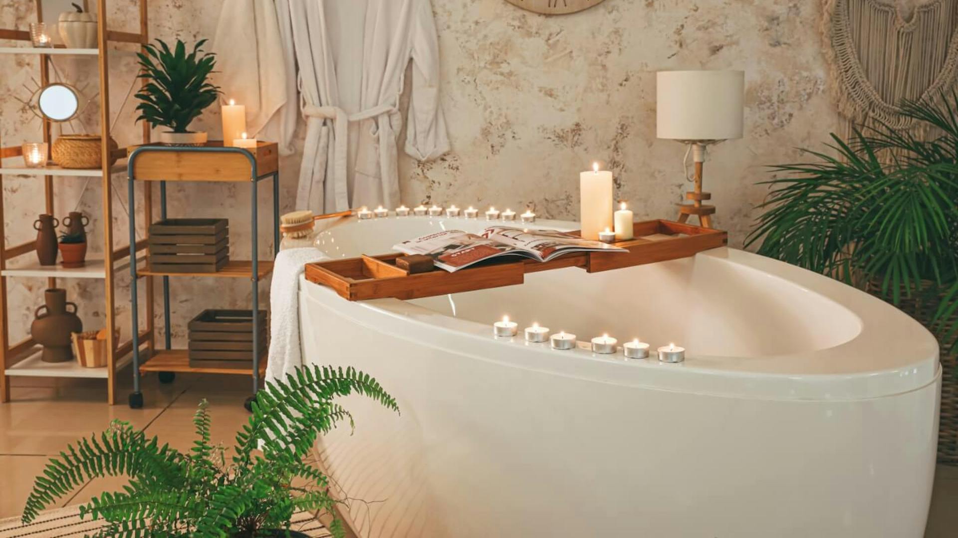 Eine Badewanne mit Kerzen.