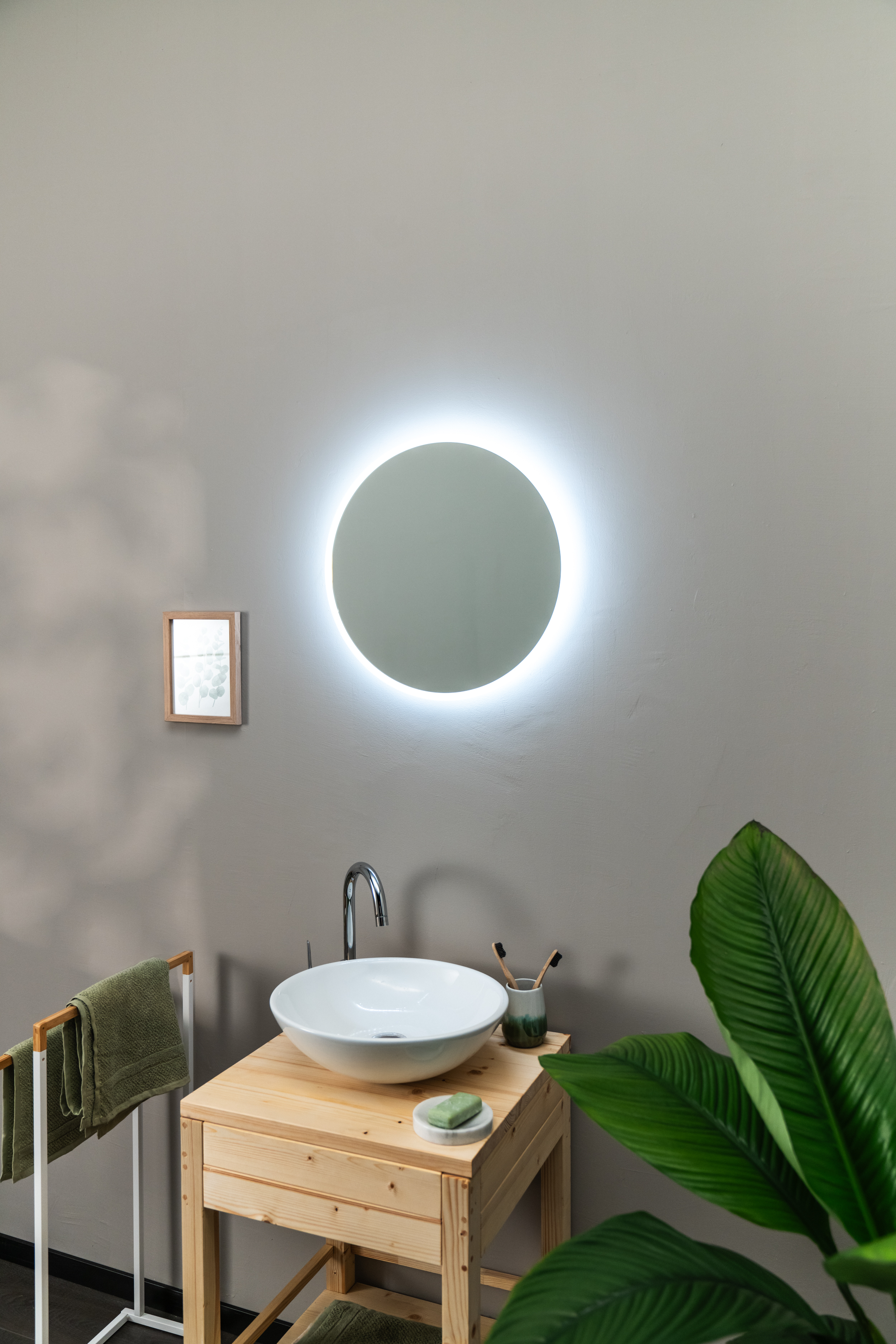 LED-es tükör a fürdőszobában.