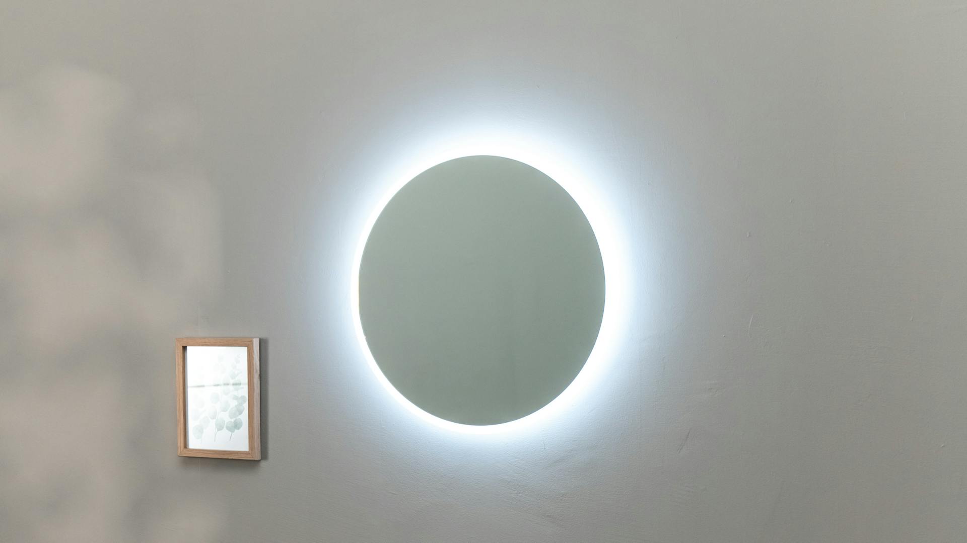 LED-es tükör a fürdőszobában.