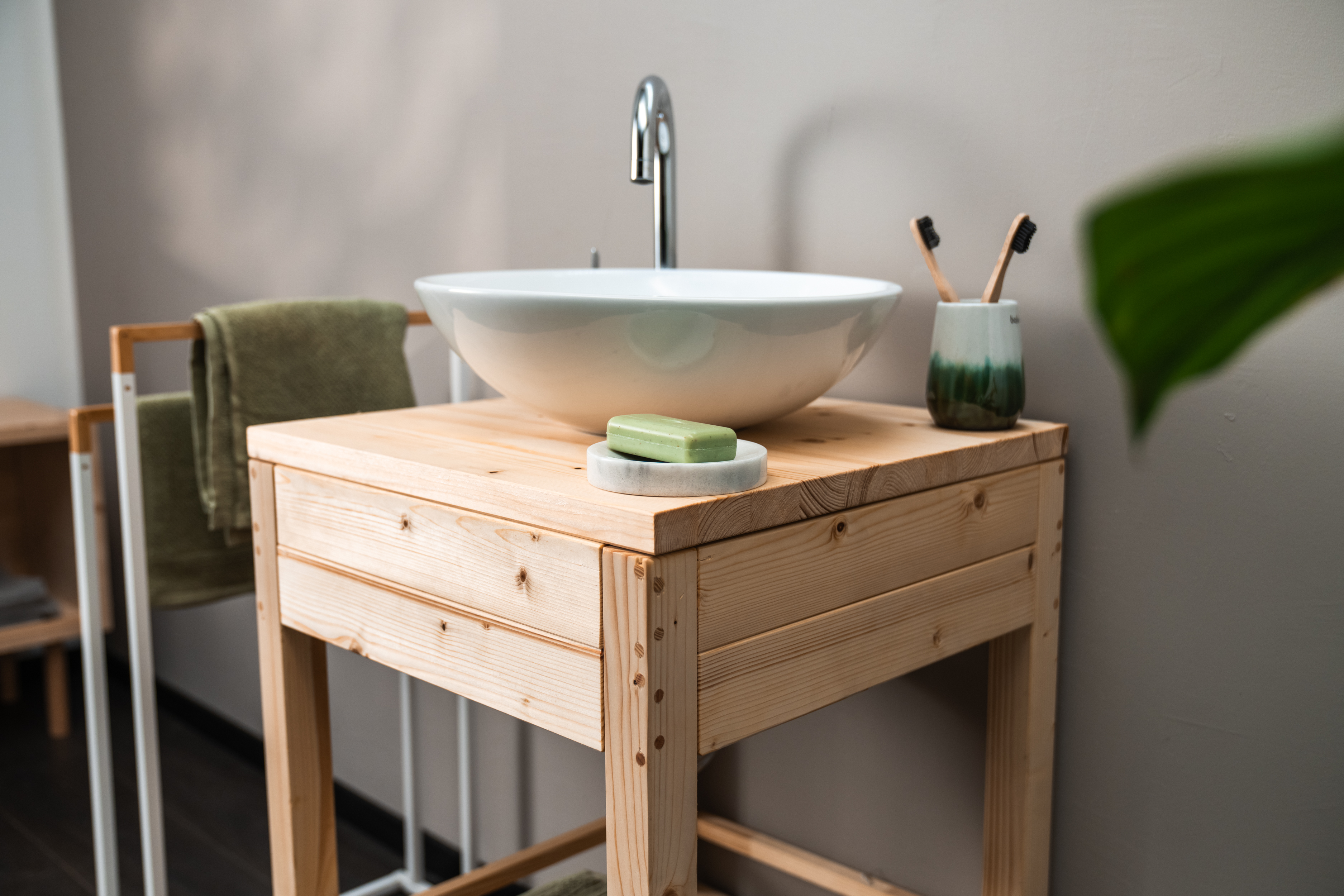 Az OBI saját készítésű mosdópultja részletes nézetben.