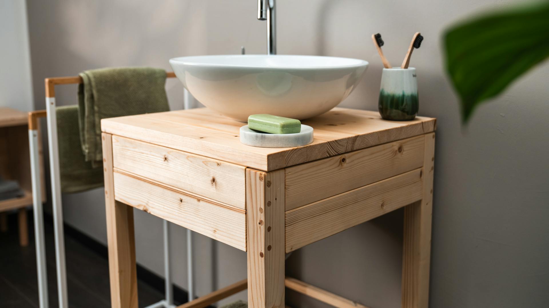 Az OBI saját készítésű mosdópultja részletes nézetben.