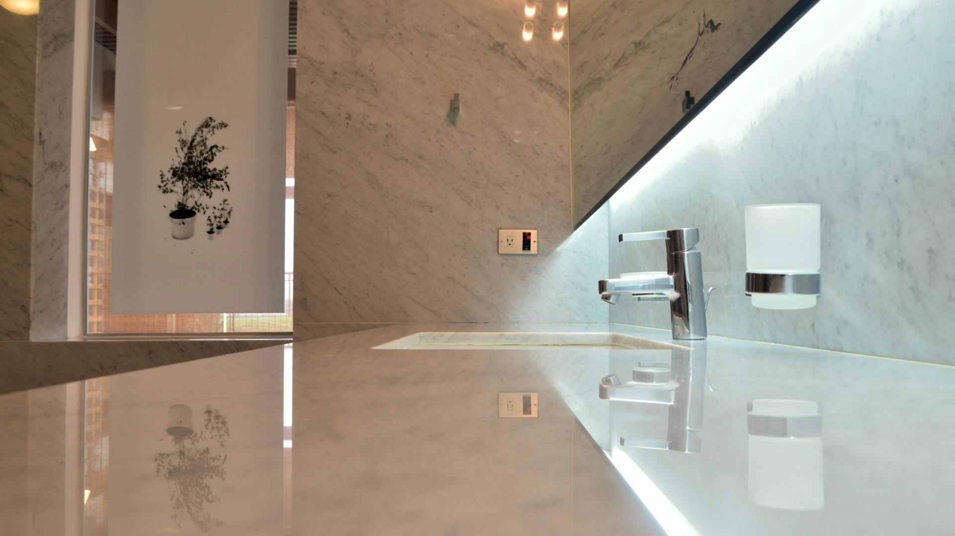 Lavabo con illuminazione indiretta.