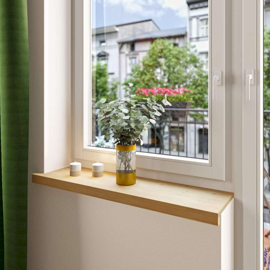 Eine mit Holz verkleidete Fensterbank auf der eine Vase mit Eukalyptus steht.