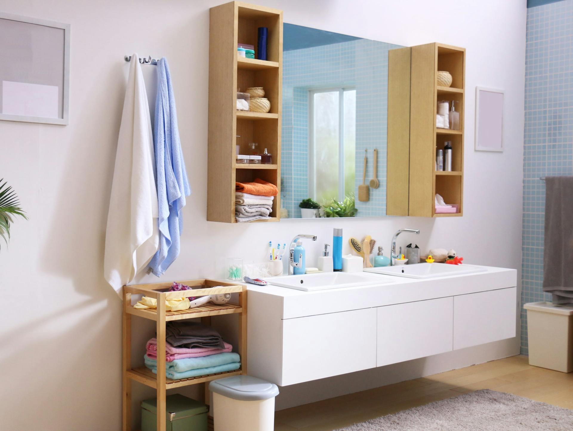 Kindergerechtes Bad mit Waschtisch, Spiegel, Handtüchern und rutschfestem Teppich
