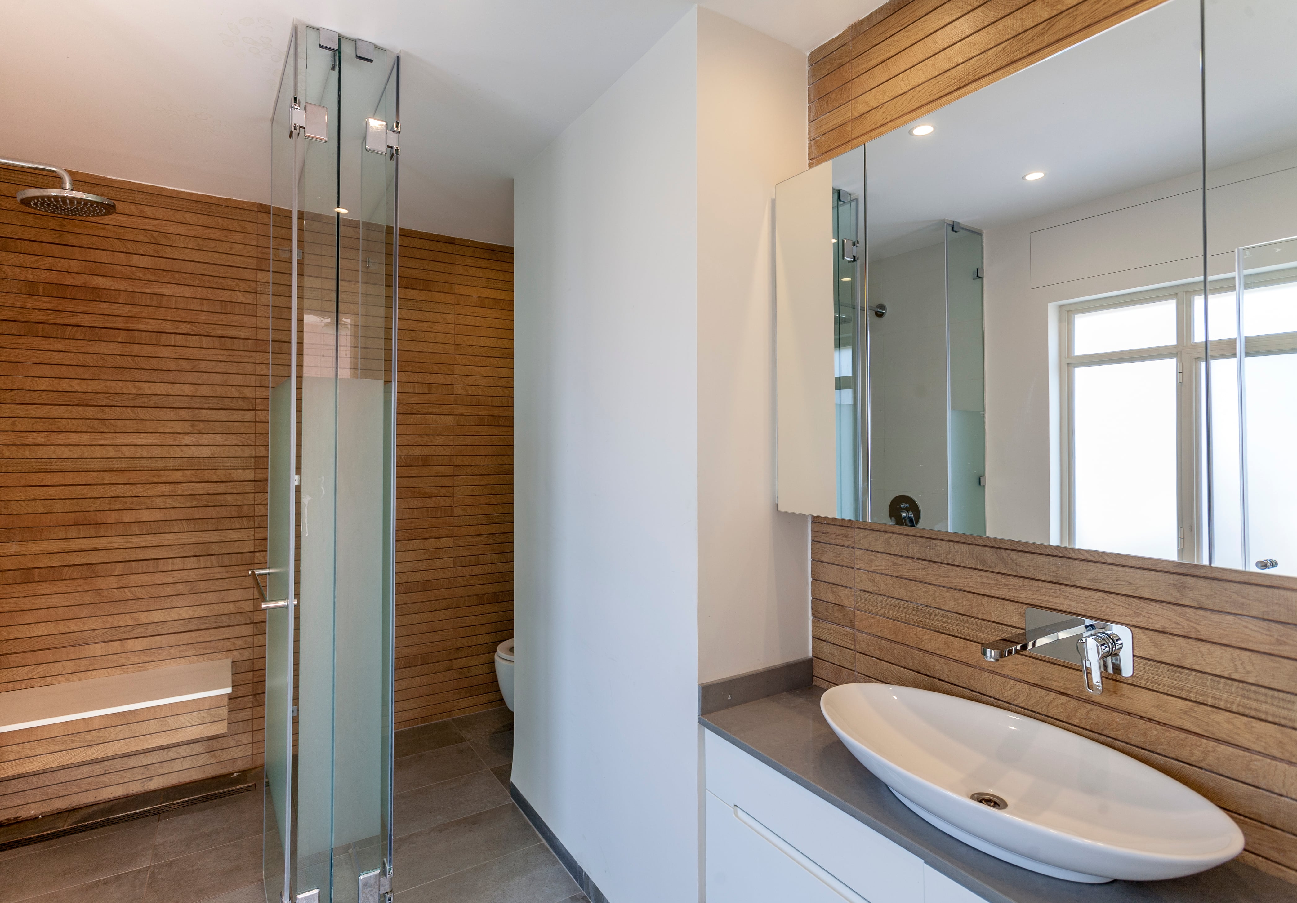 Bagno per bambini con effetto legno.