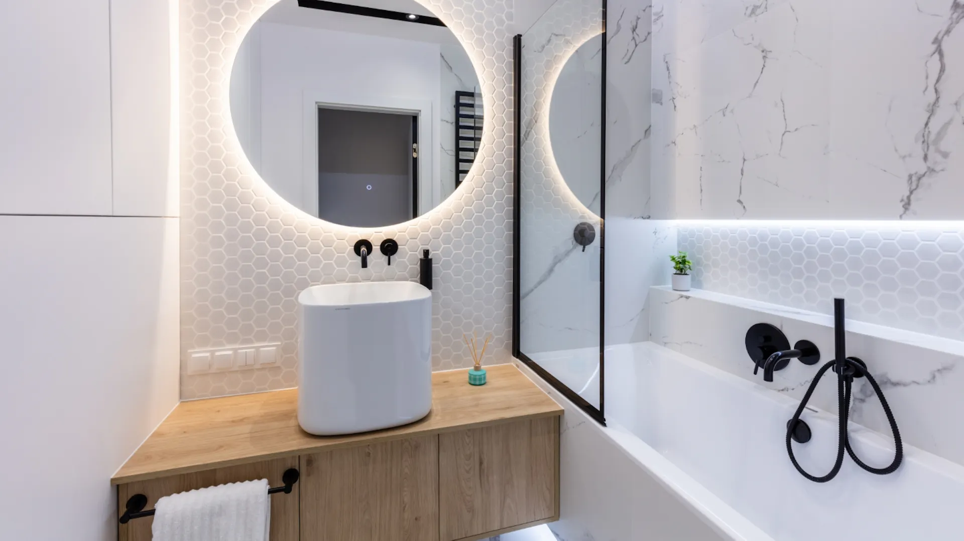 Kleines braun-beiges Duschbad mit Toilette, Waschtisch und Dusche.
