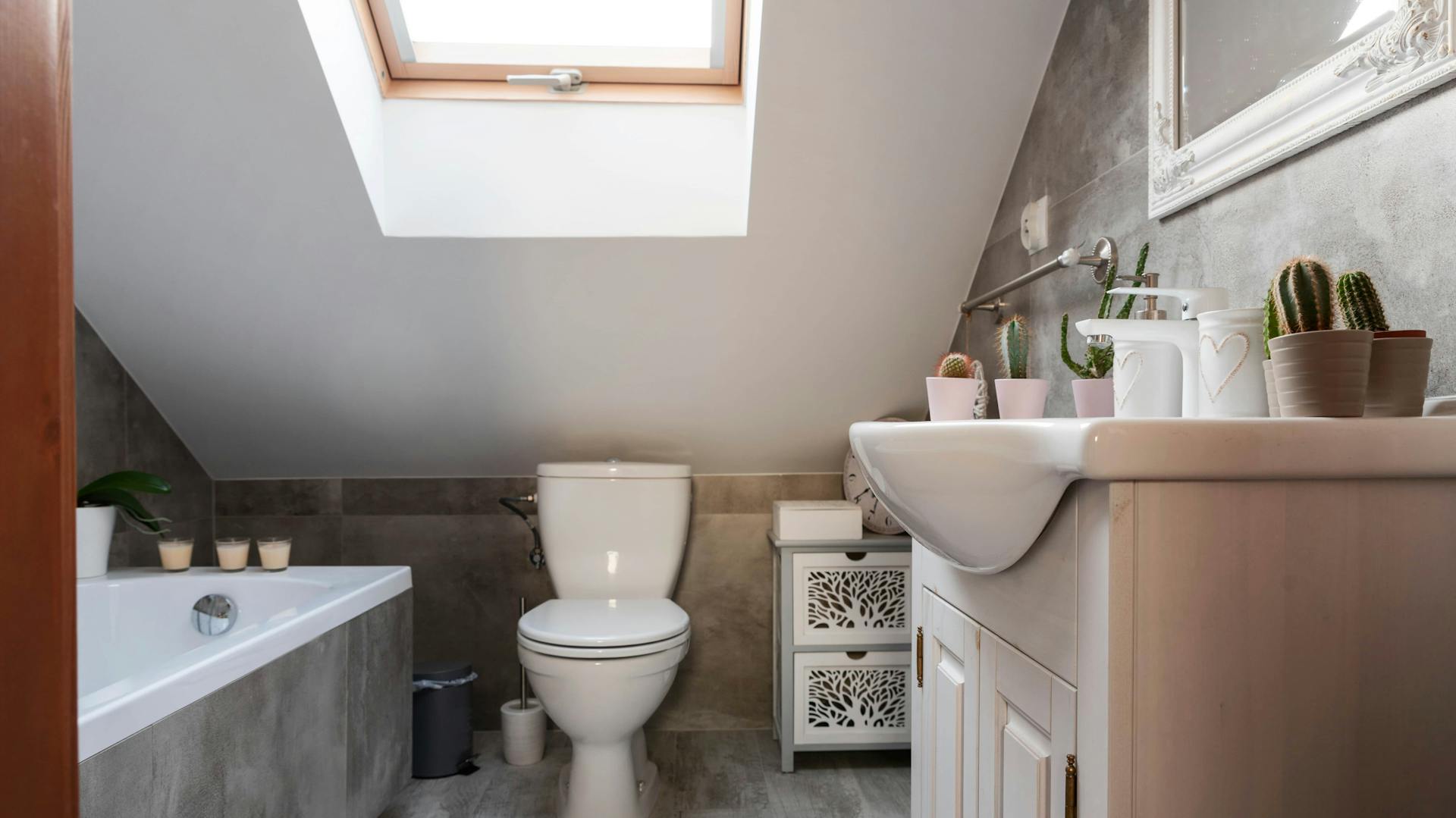 Ein kleines Bad mit einer einer Dachschräge