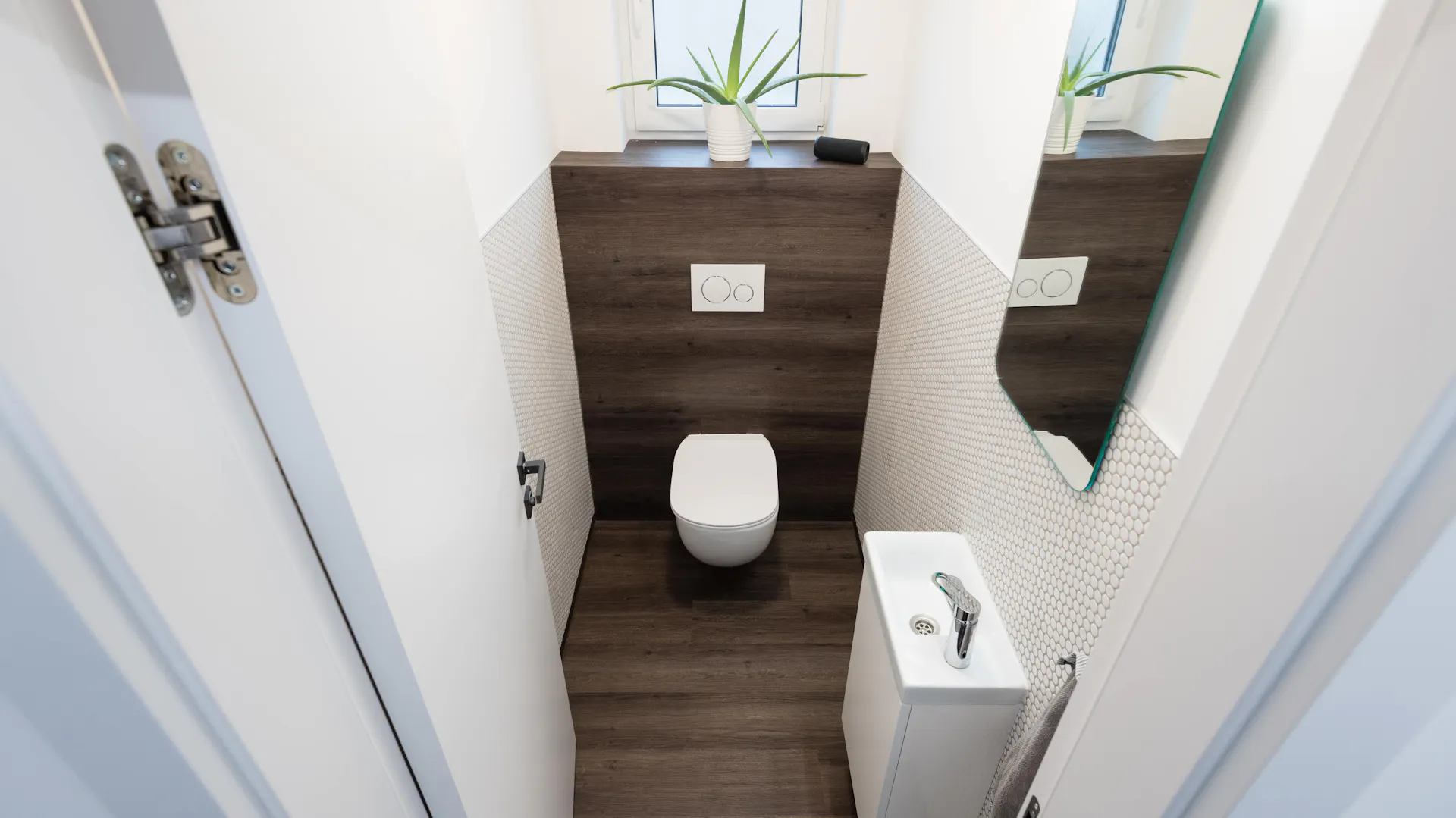 Kleines Gäste-WC mit schmalem Waschbecken