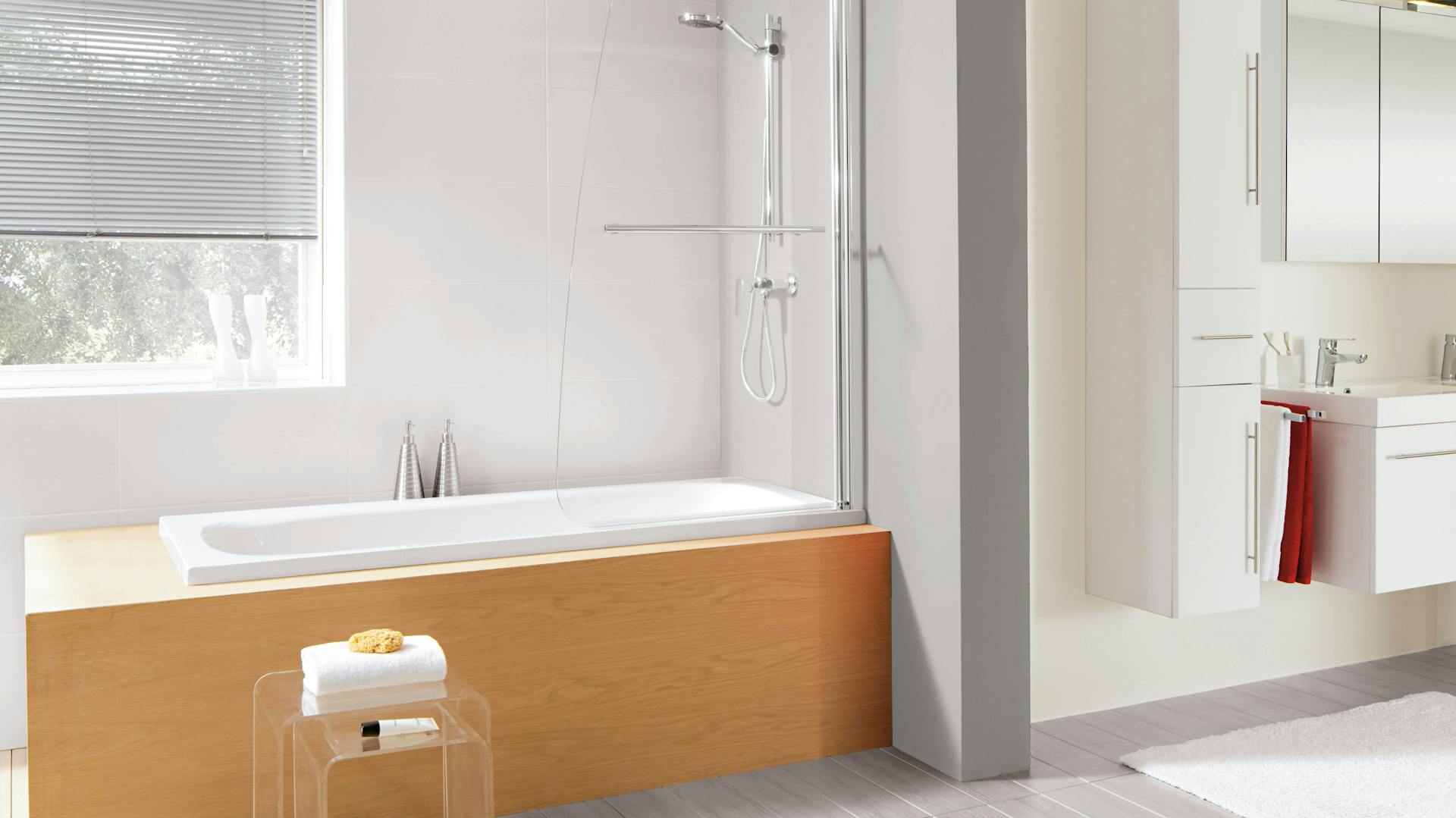 Kád zuhanyzóval egy kis fürdőszobában