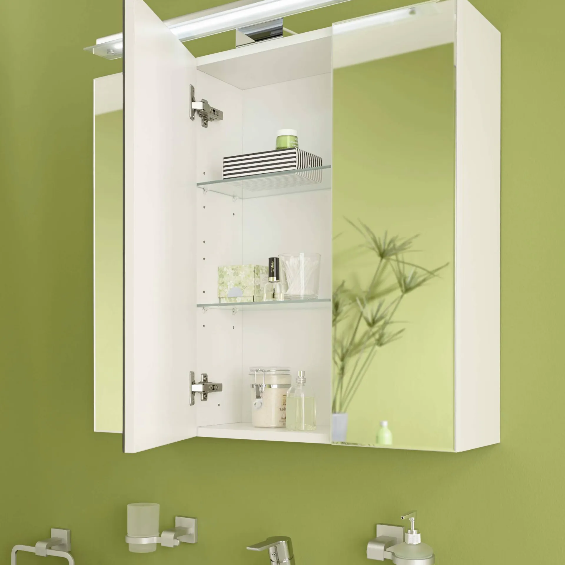 Kleines Bad mit Spiegelschrank