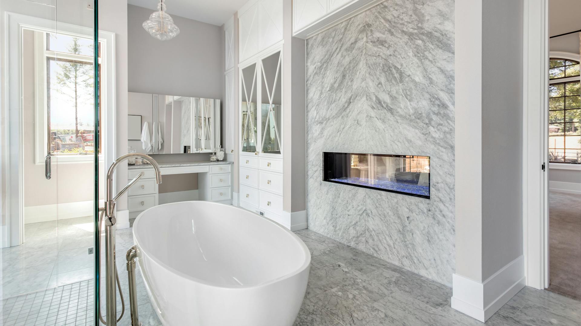 Kúpeľňa s obkladom v mramorovom vzhľade v sivo-bielej farbe.