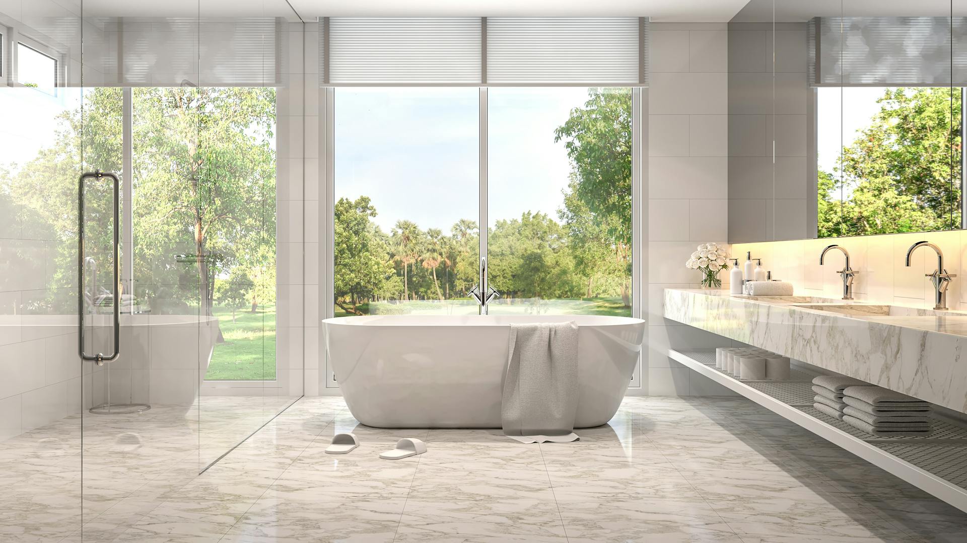 Badezimmer mit Badewanne und Fliesen in Marmoroptik