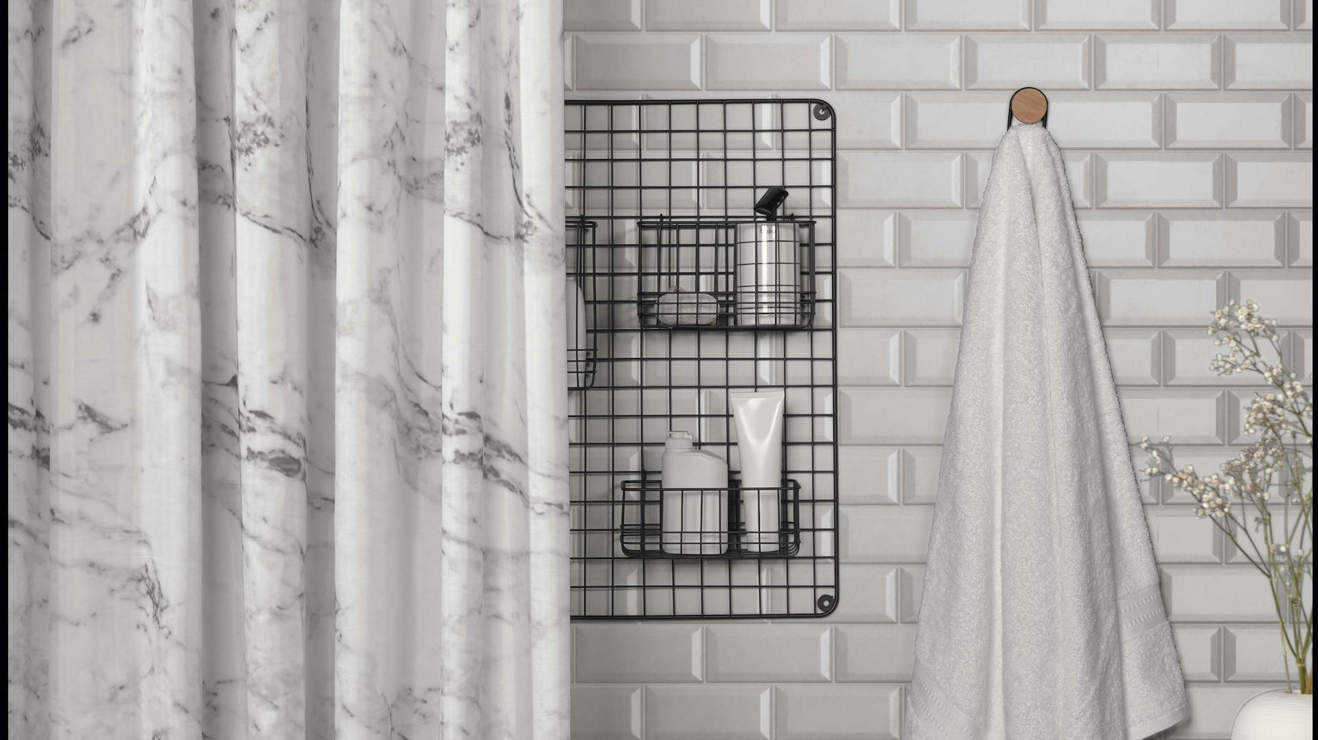 Sprchový záves s mramorovým vzhľadom