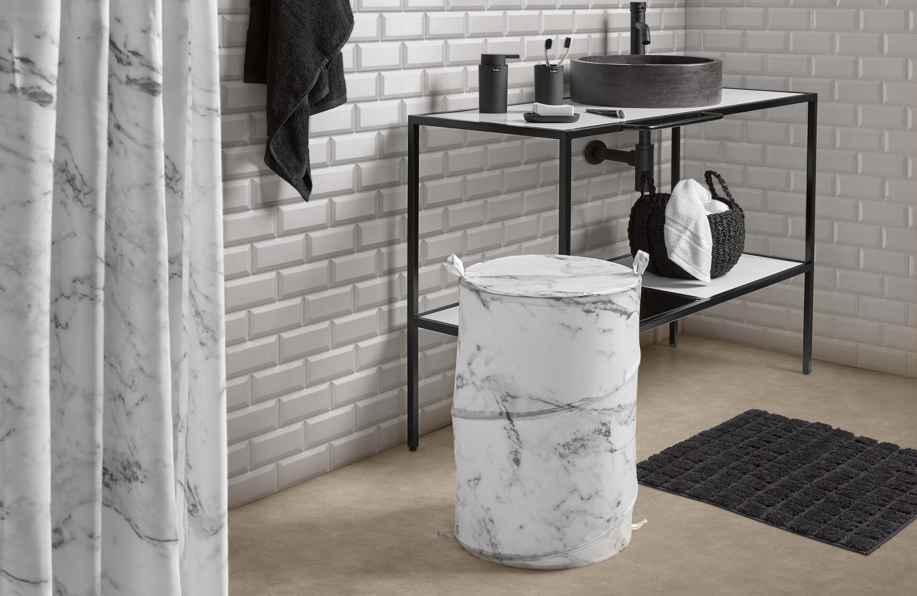 Kôš na bielizeň a sprchový záves s mramorovým vzhľadom.