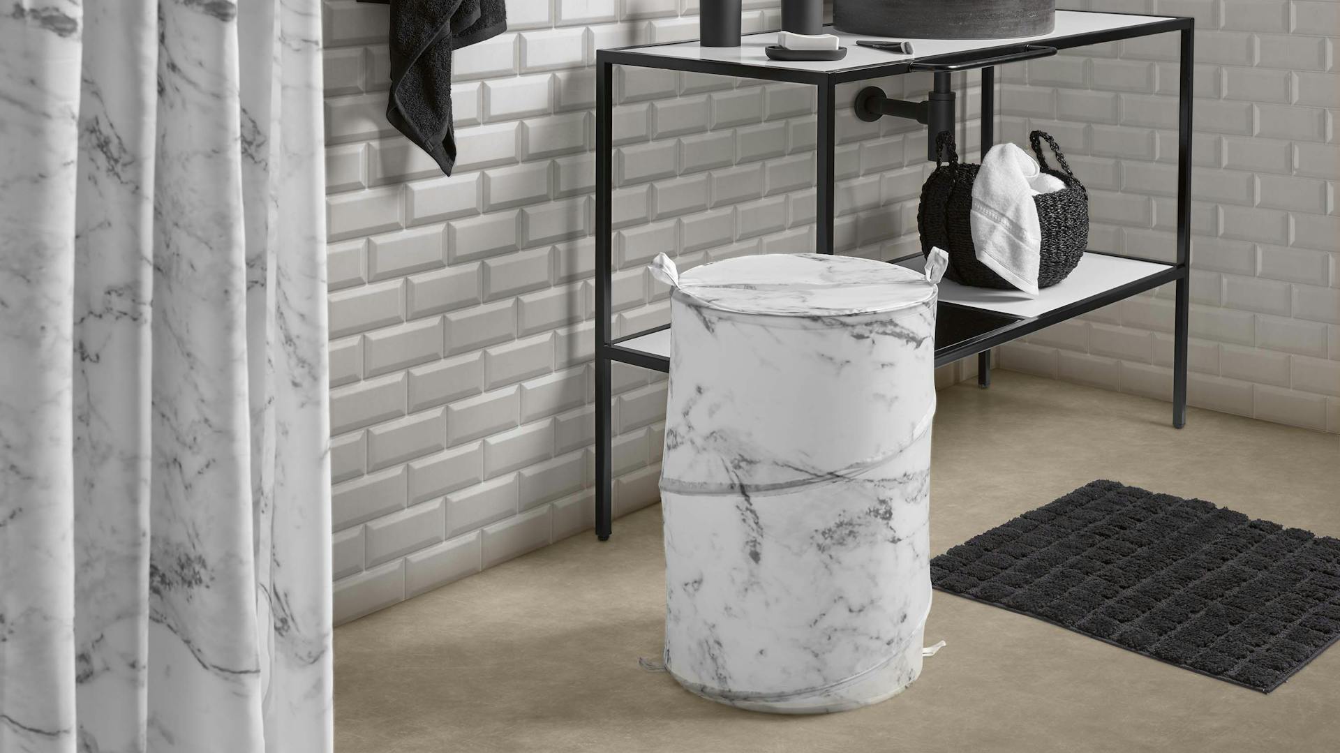 Kôš na bielizeň a sprchový záves s mramorovým vzhľadom.
