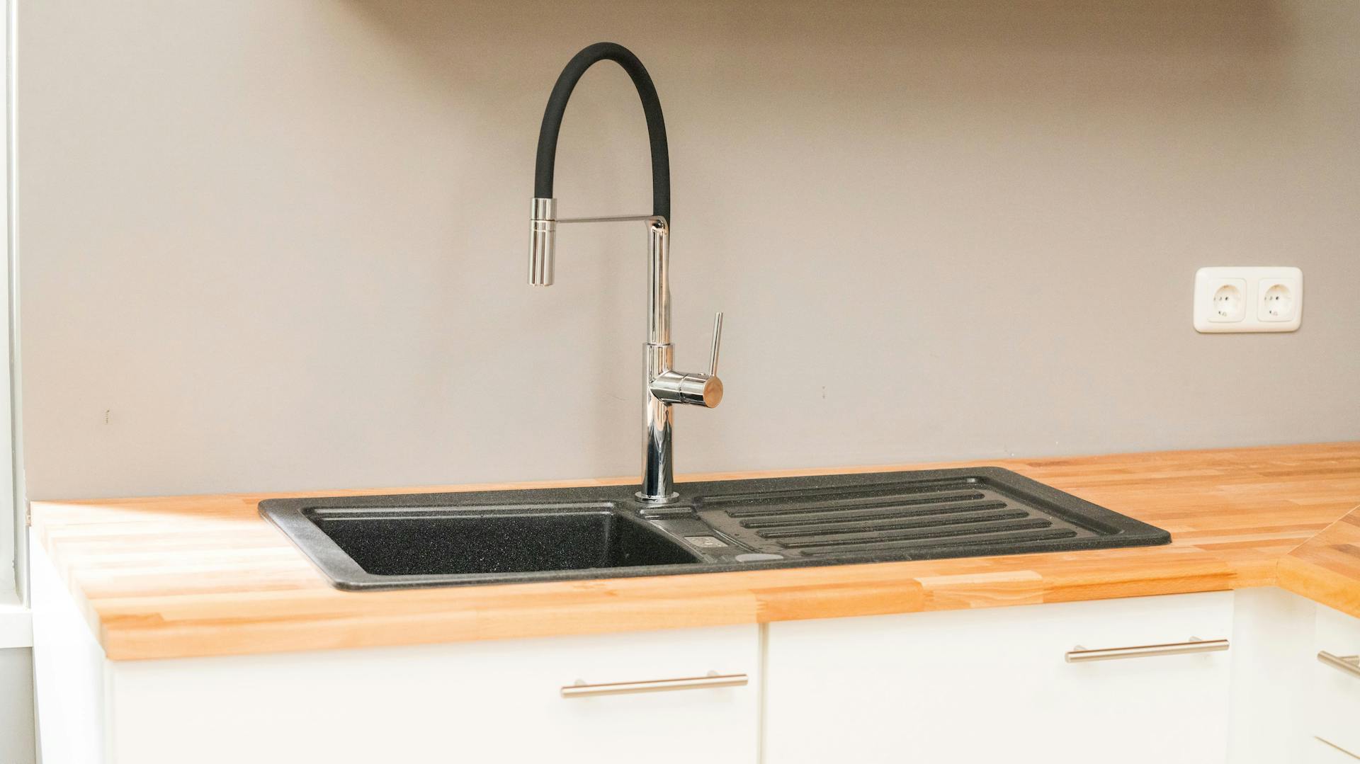 Küchenspüle mit Armatur.