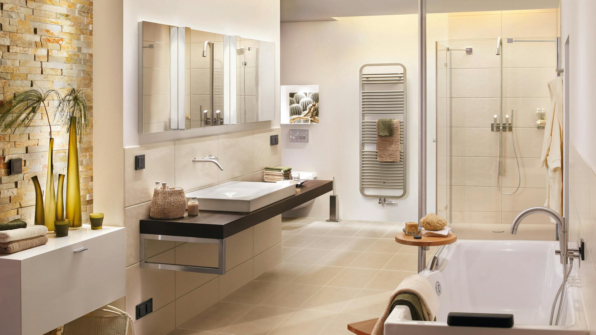 Großes Bad mit gemütlicher Atmosphäre durch richtige Beleuchtung