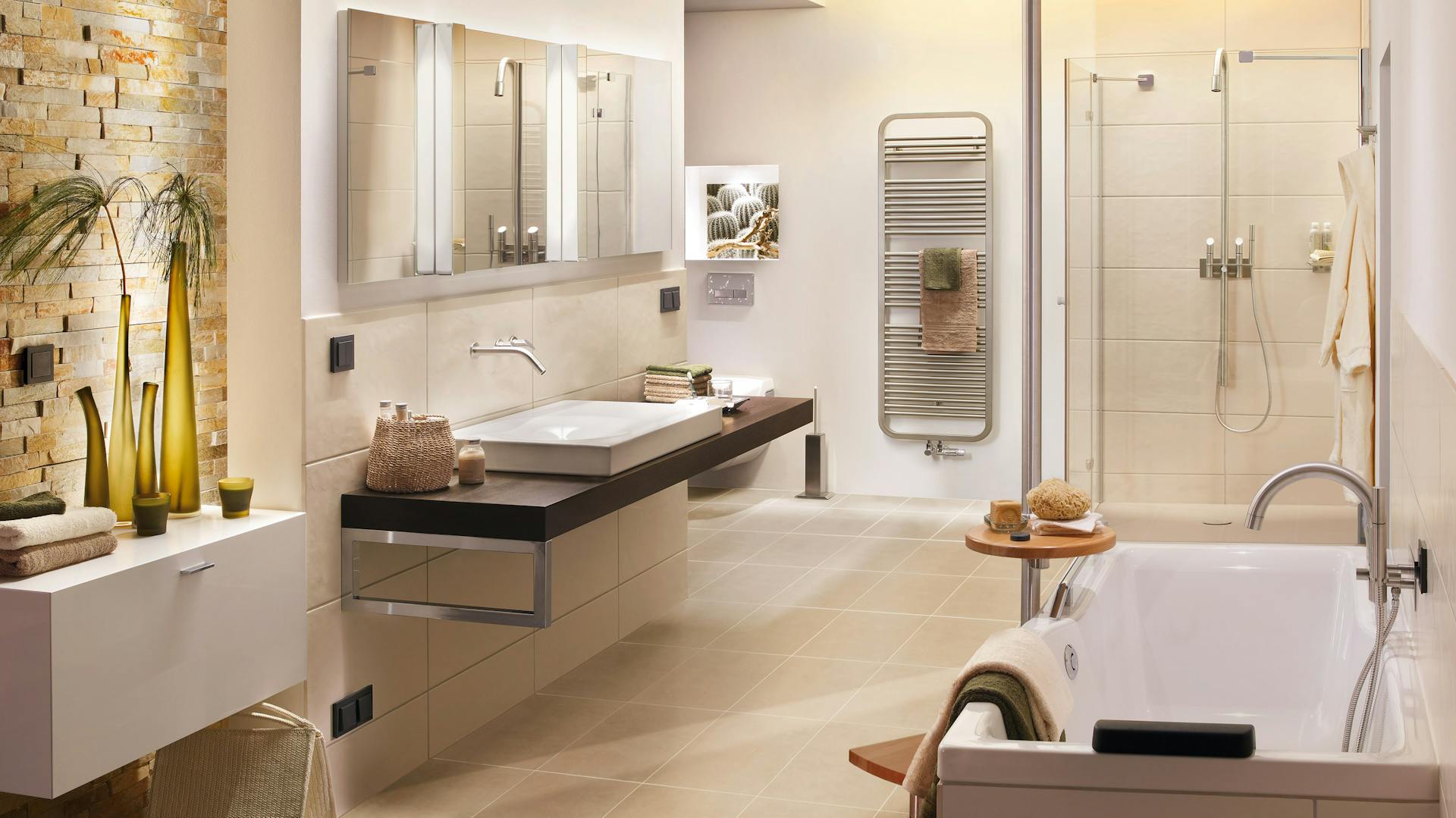 Moderne Badbeleuchtung mit sanftem Grundlicht.