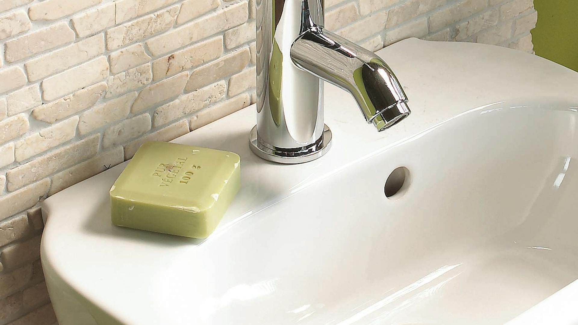 Un lavabo sostenibile con sapone solido.