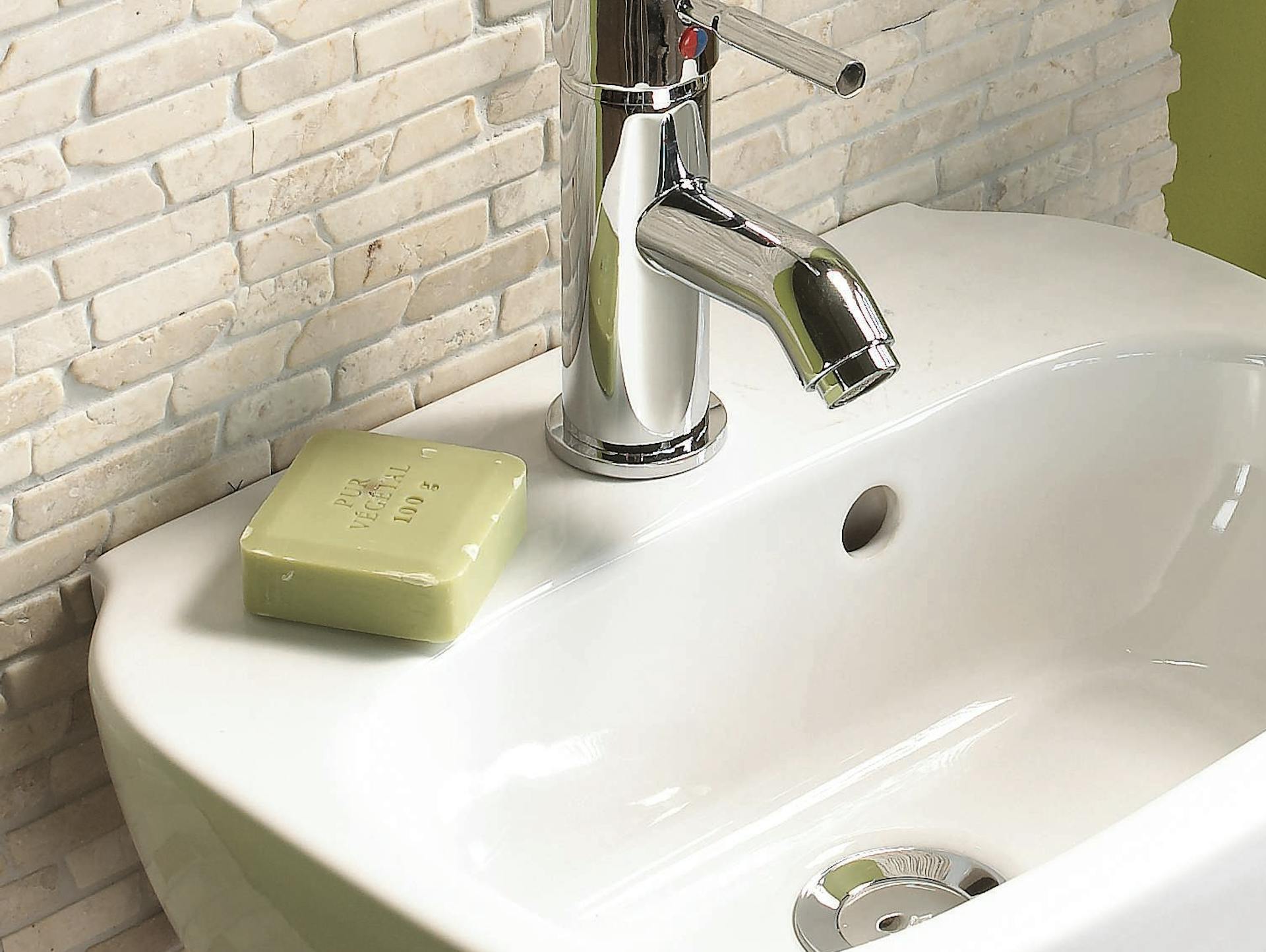 Ein nachhaltiges Waschbecken mit fester Seife.