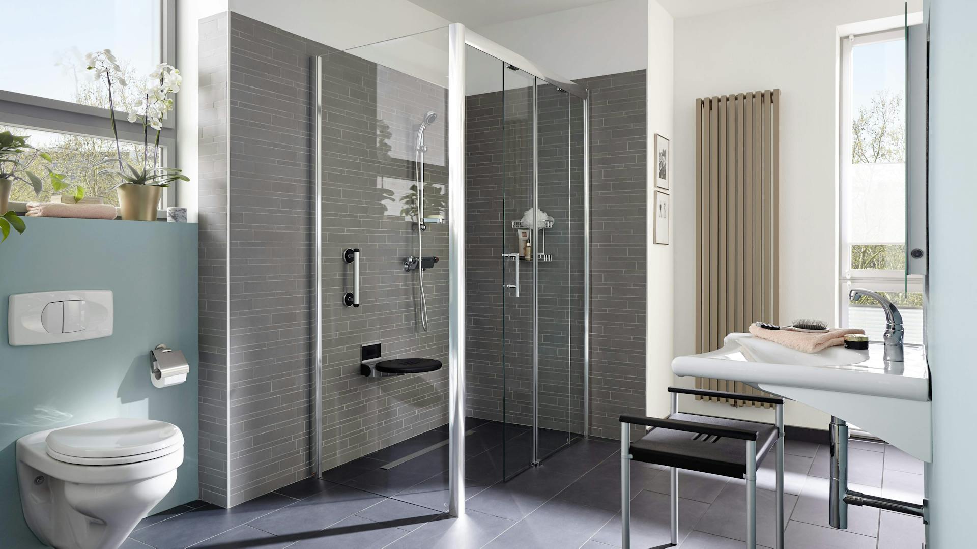 Ein vorausschauend geplantes Badezimmer mit barrierefreier Struktur und langlebigen Möbeln.