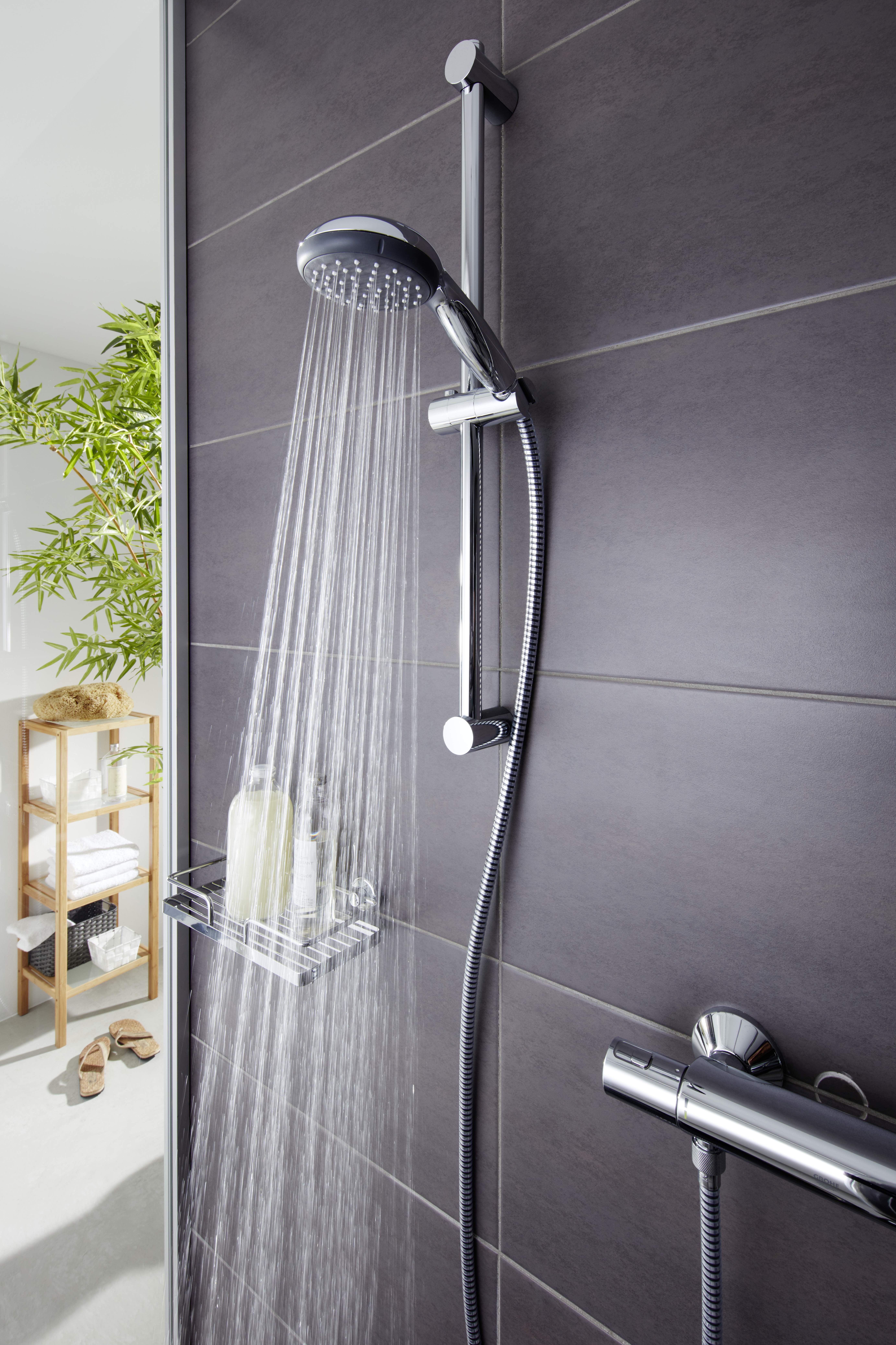 Bagno con termostato per doccia sul soffione.