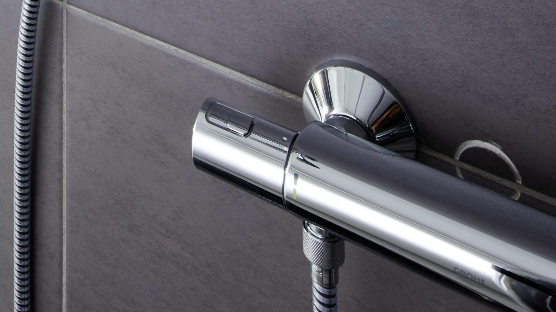 Badezimmer mit einem Duschthermostat am Brausekopf.