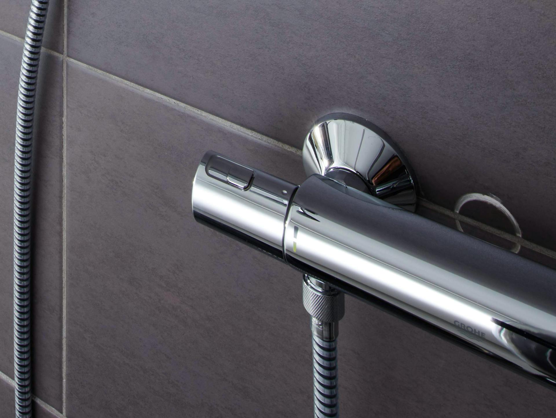 Bagno con termostato per doccia sul soffione.