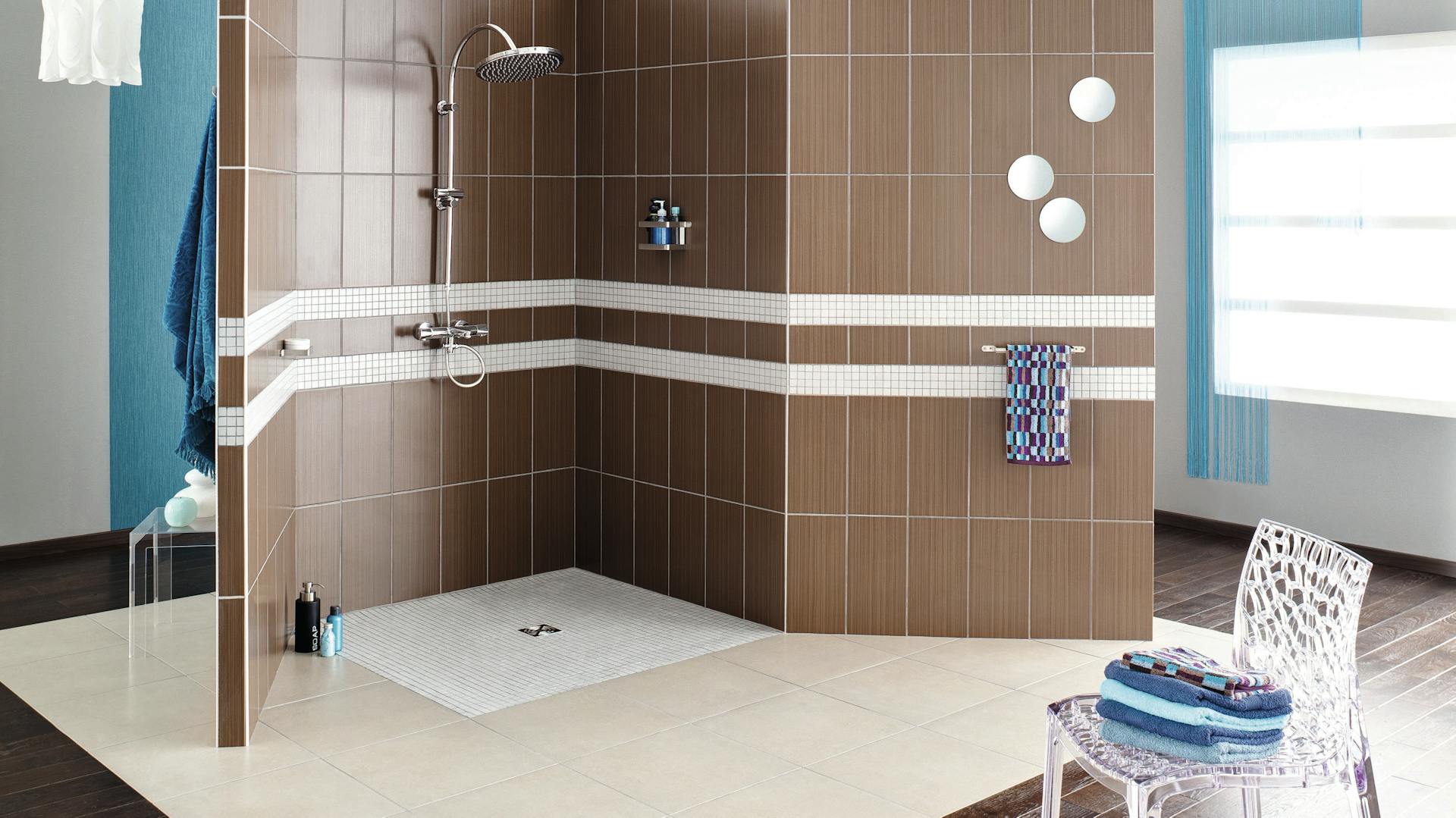 Braunes Bad mit offener Dusche