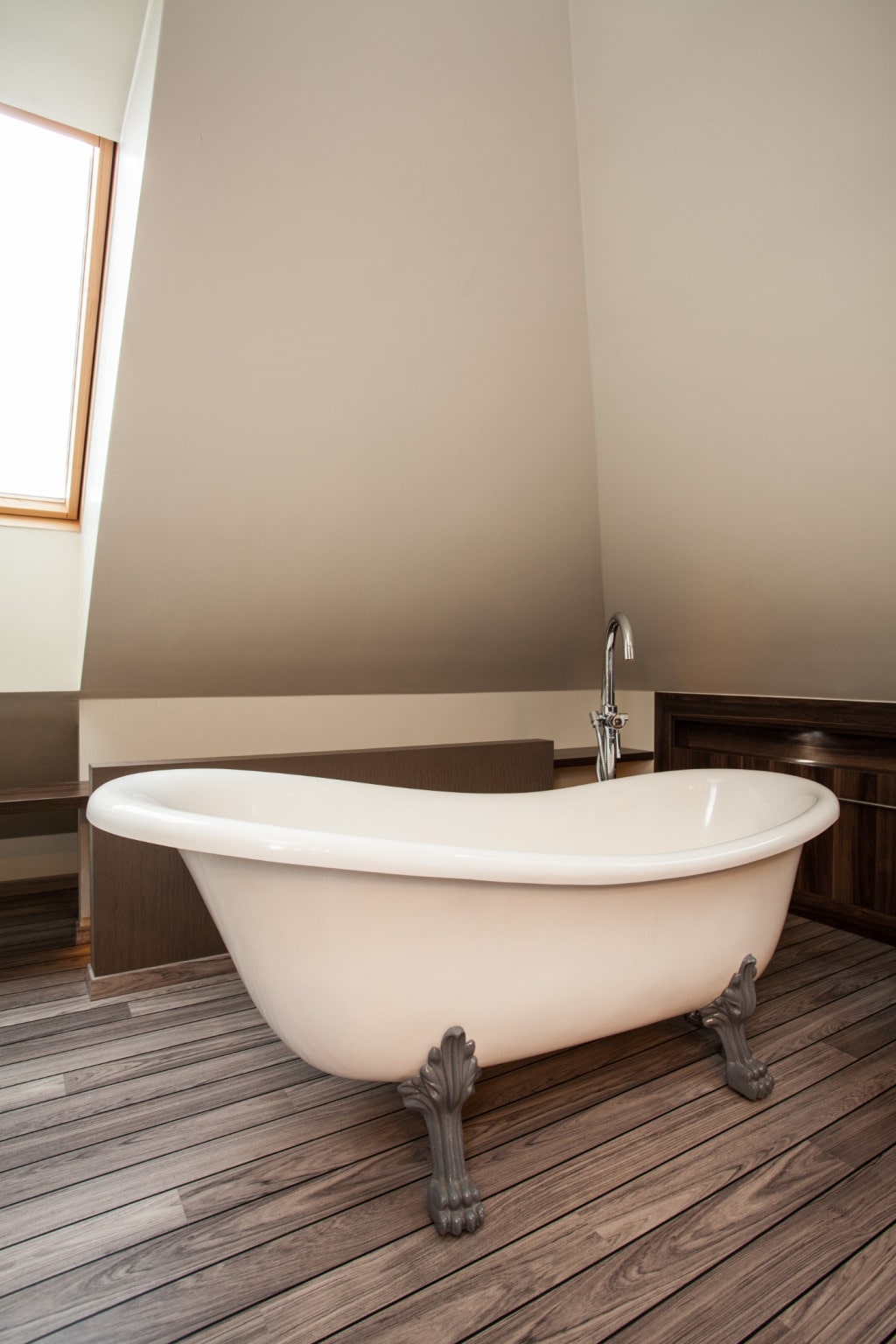 Eine Badewanne auf dem Dachboden.