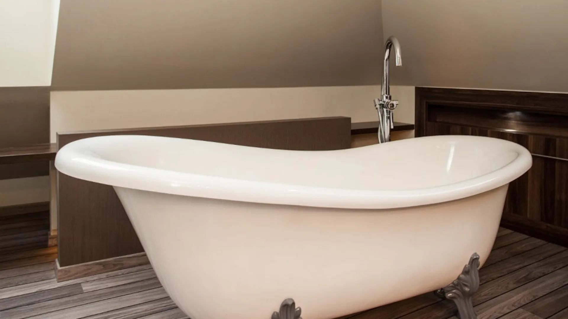 Eine Badewanne auf dem Dachboden.
