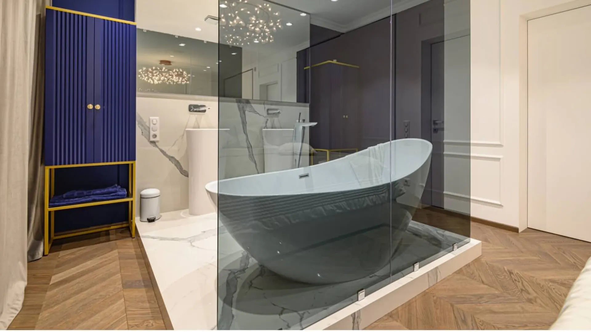 Badewanne hinter einer getönten Scheibe.