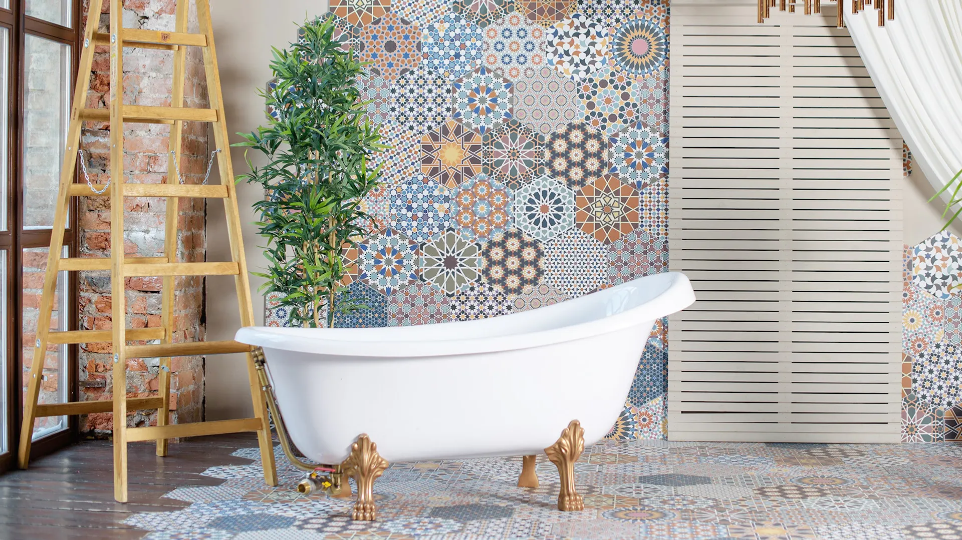Eine Badewanne vor einer Wand mit bunter Tapete.