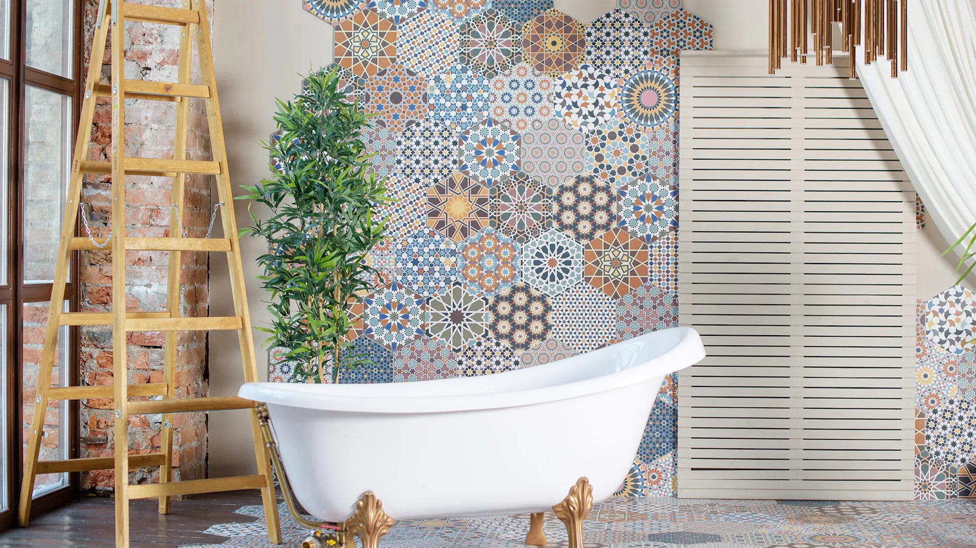 Offenes Badezimmer mit einer frei stehenden Badewanne, dahinter eine bunte Tapete mit grafischem Motiv.