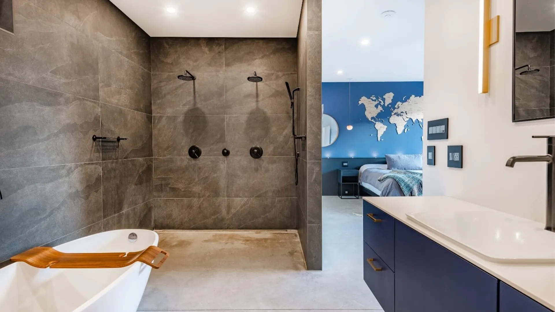 Eine ebenerdige Dusche im Schlafzimmer.