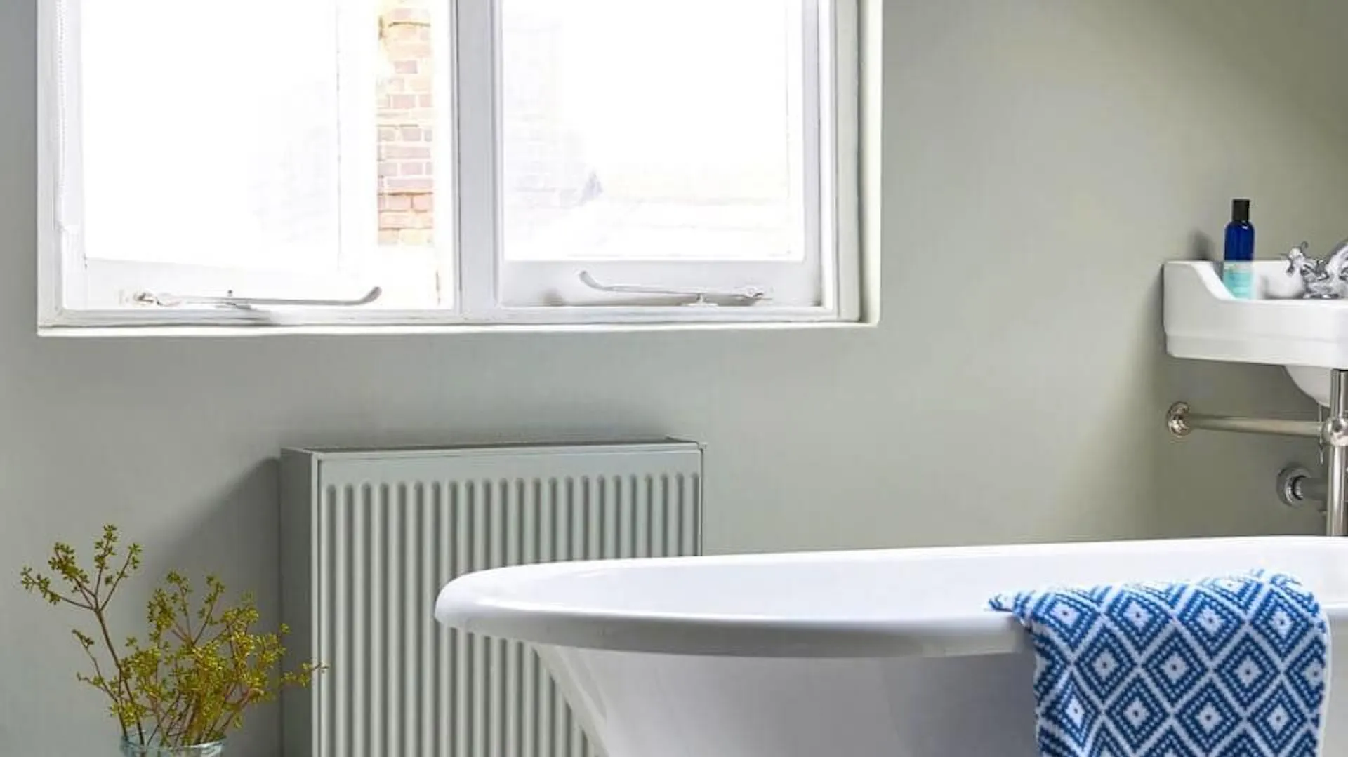 Offenes Badezimmer im Dachgeschoss.