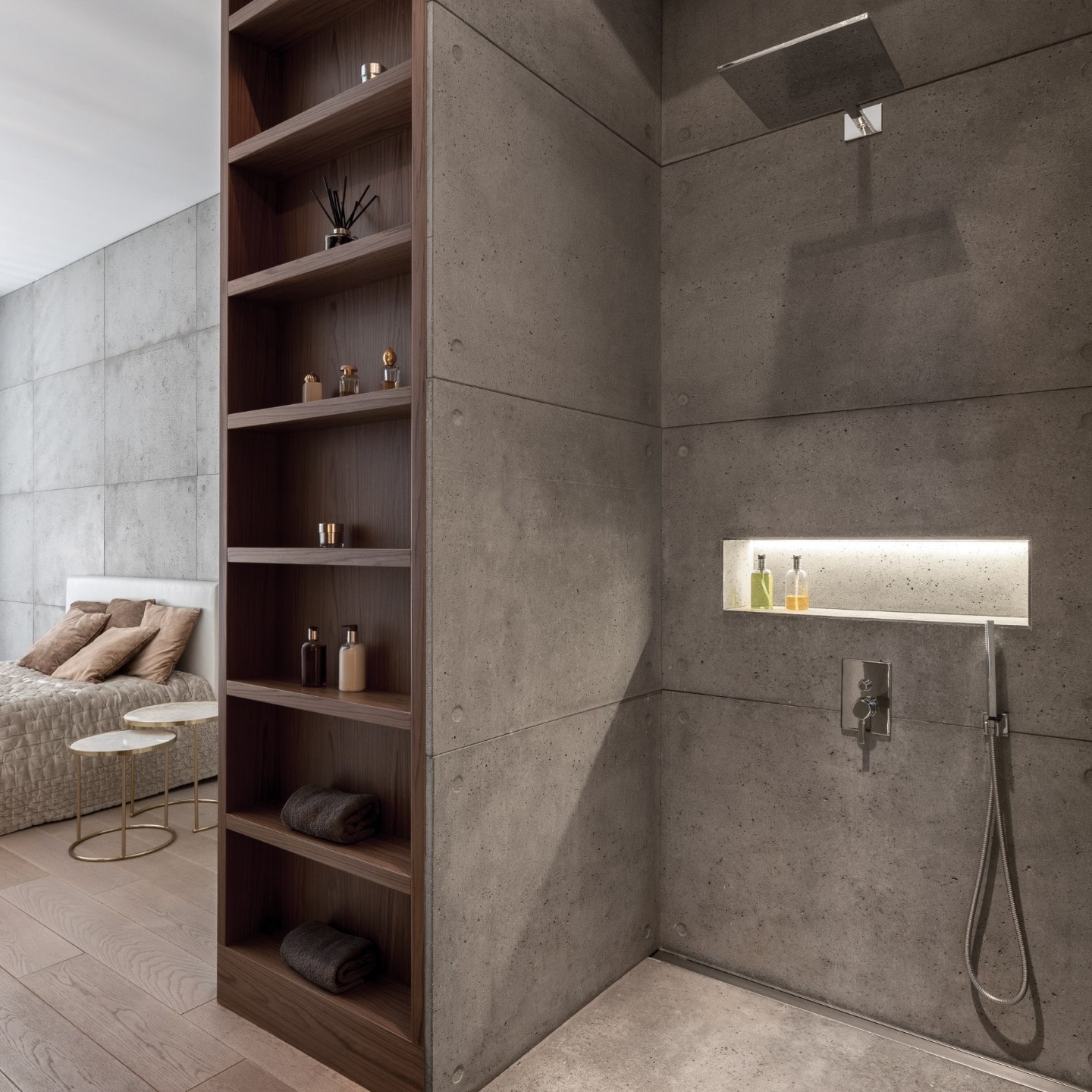 Offenes Badezimmer in Grau.