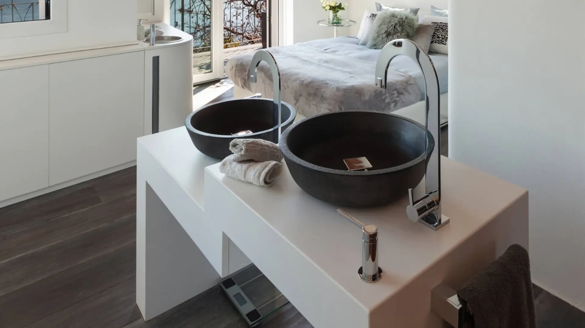 Schlafzimmer mit einem Waschtisch.