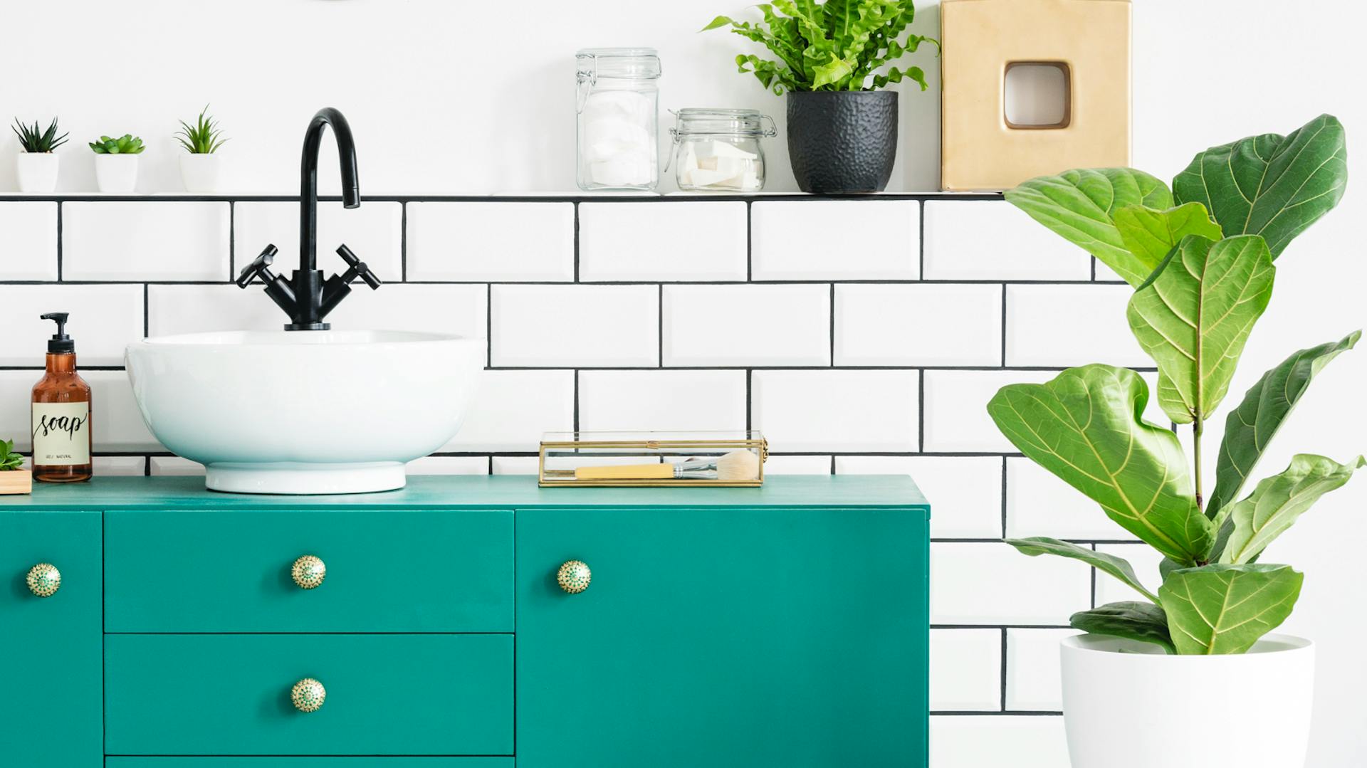 Modern fürdőszoba virágállvánnyal