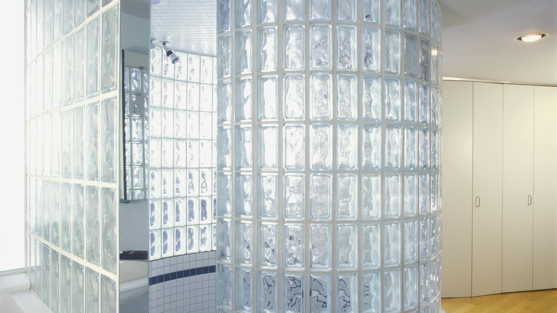 Schneckendusche mit Glasbausteinen