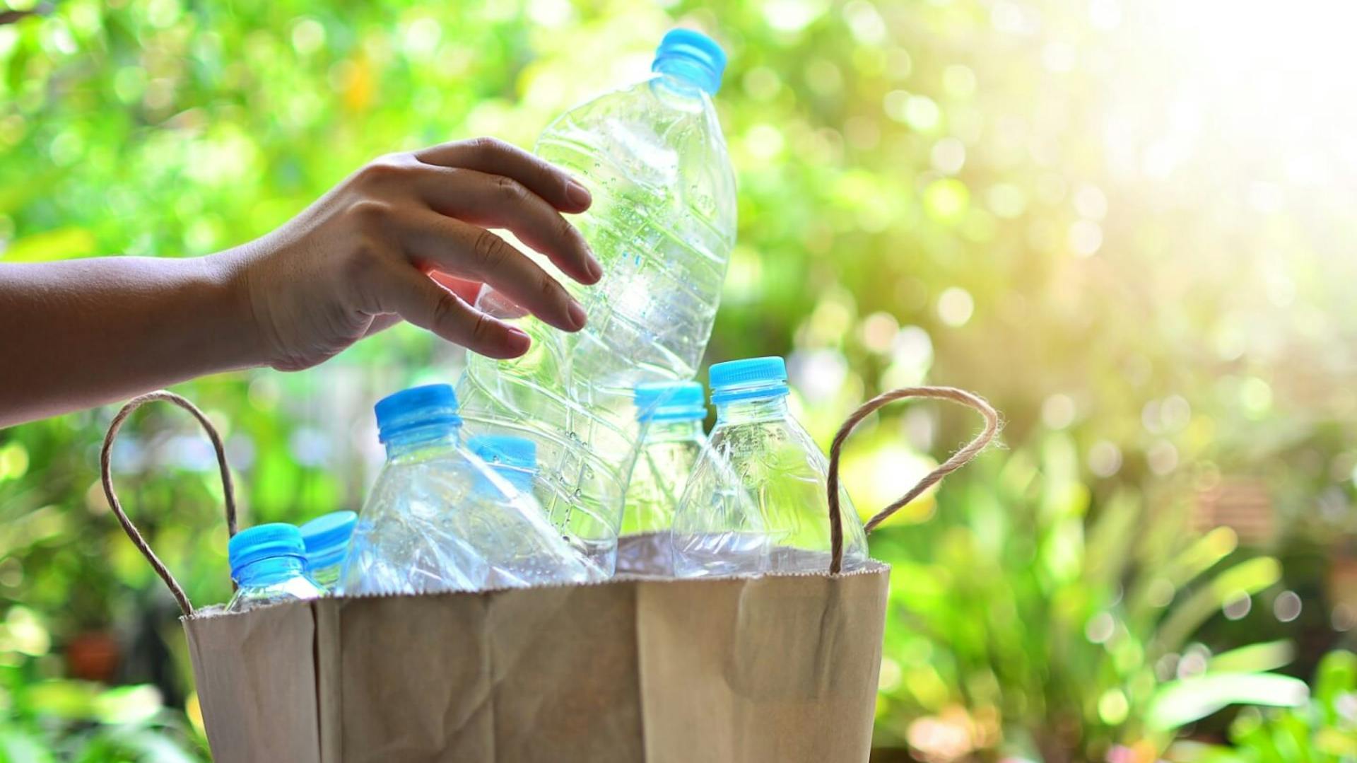 Szatyor üres műanyag flakonokkal.