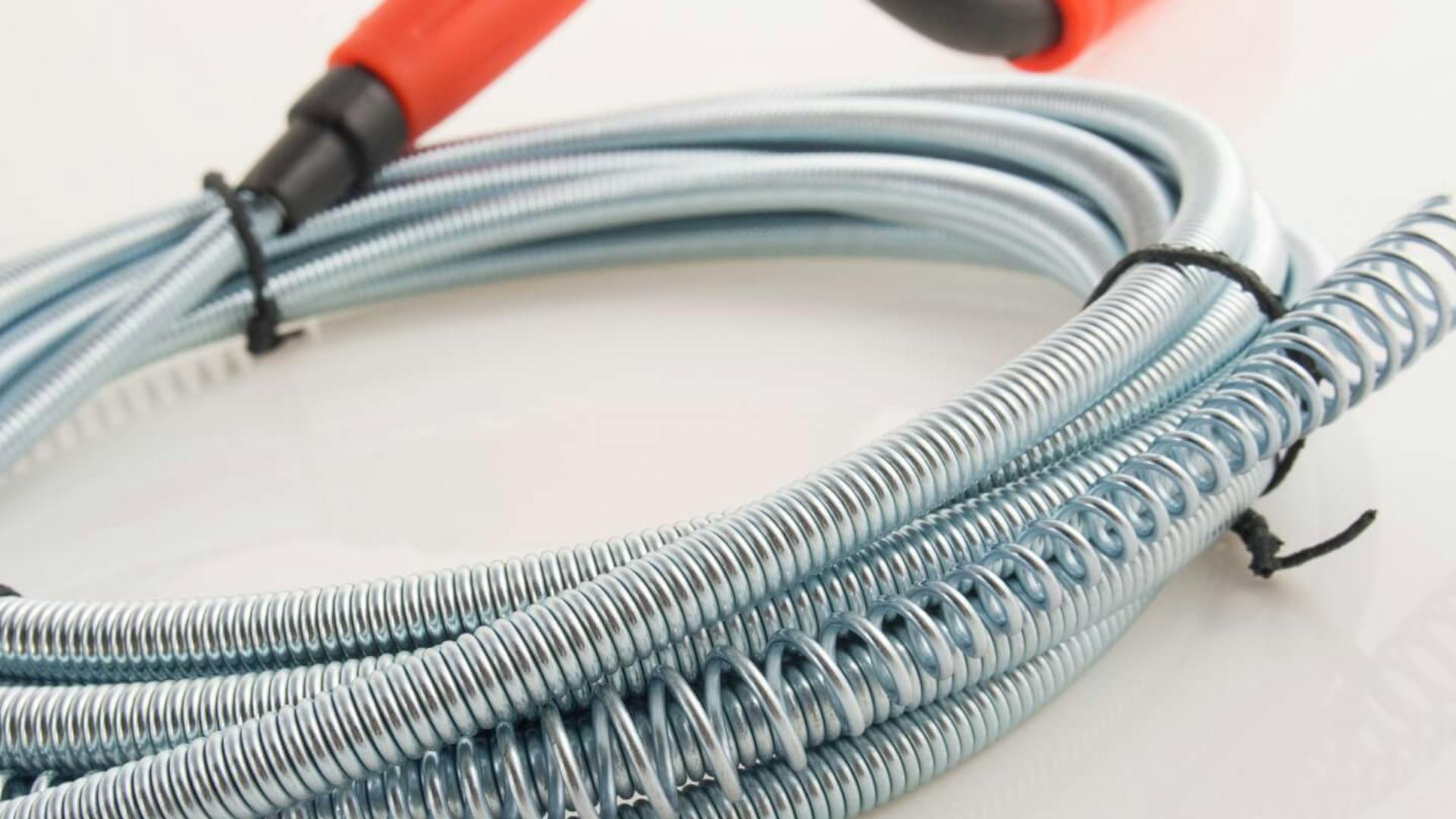 Egy feltekert csőtisztító spirál