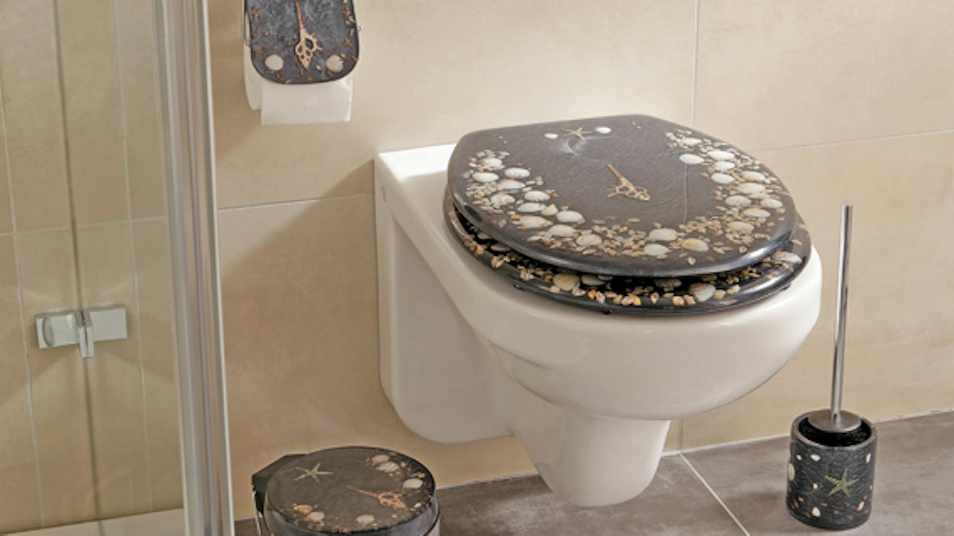 WC-Garnitur und Toilettensitz in einheitlichem Design