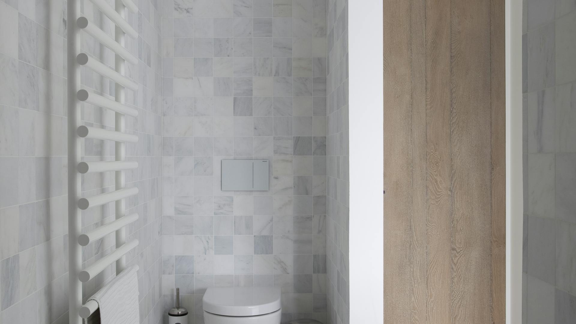 WC-Bereich mit Trockenbauwand im Badezimmer