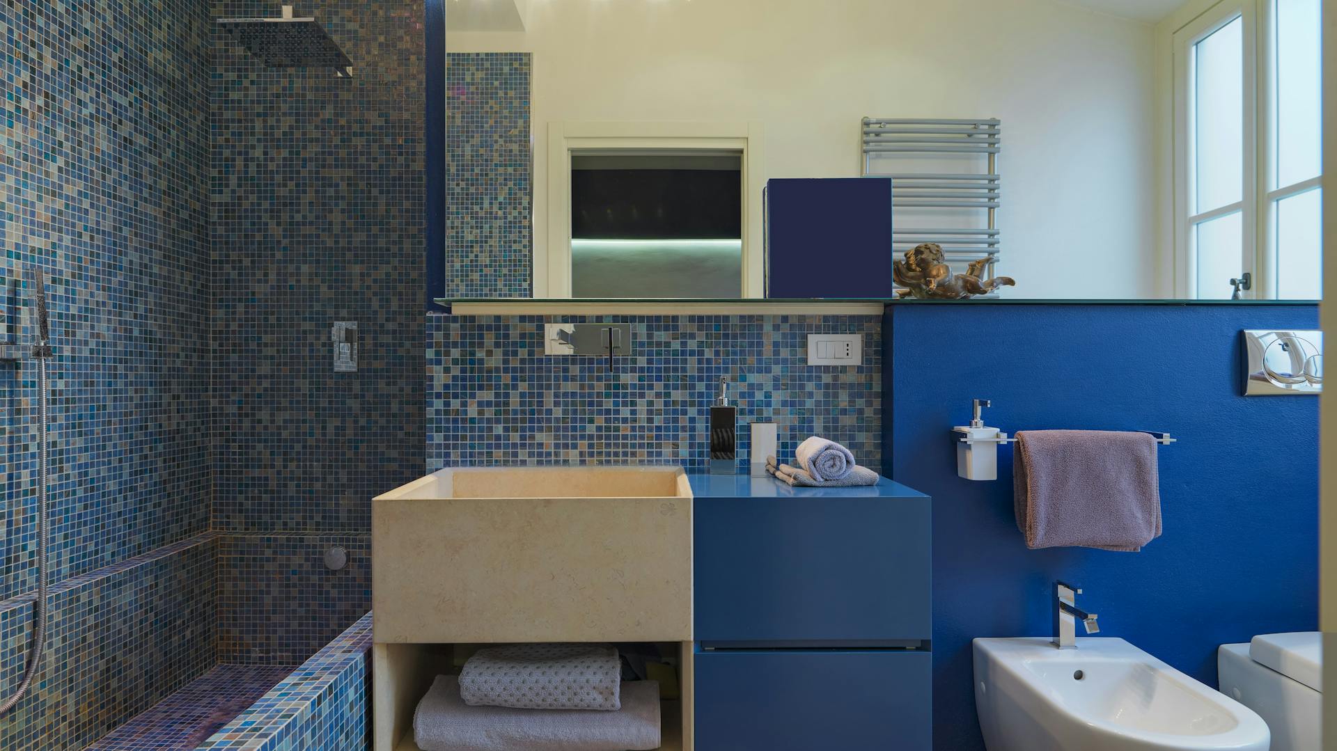 Blaues Badezimmer mit Trockenbauelementen