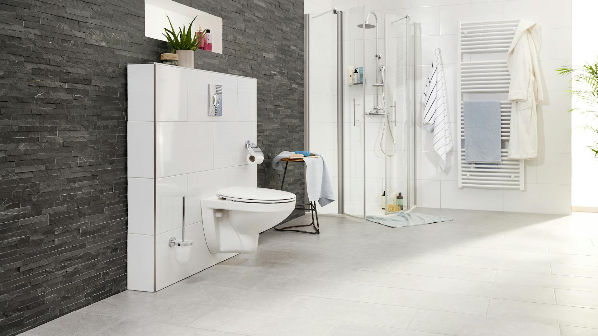 Vorwandelement mit WC im barrierefreien Badezimmer