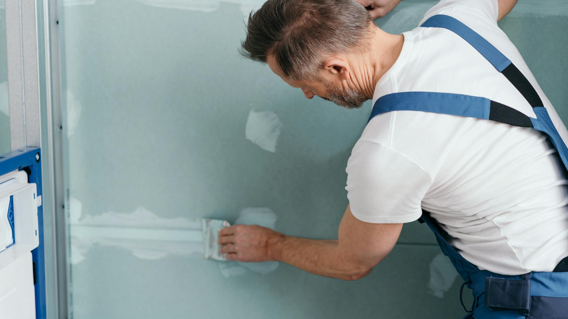 Person verbindet Trockenbauelemente.