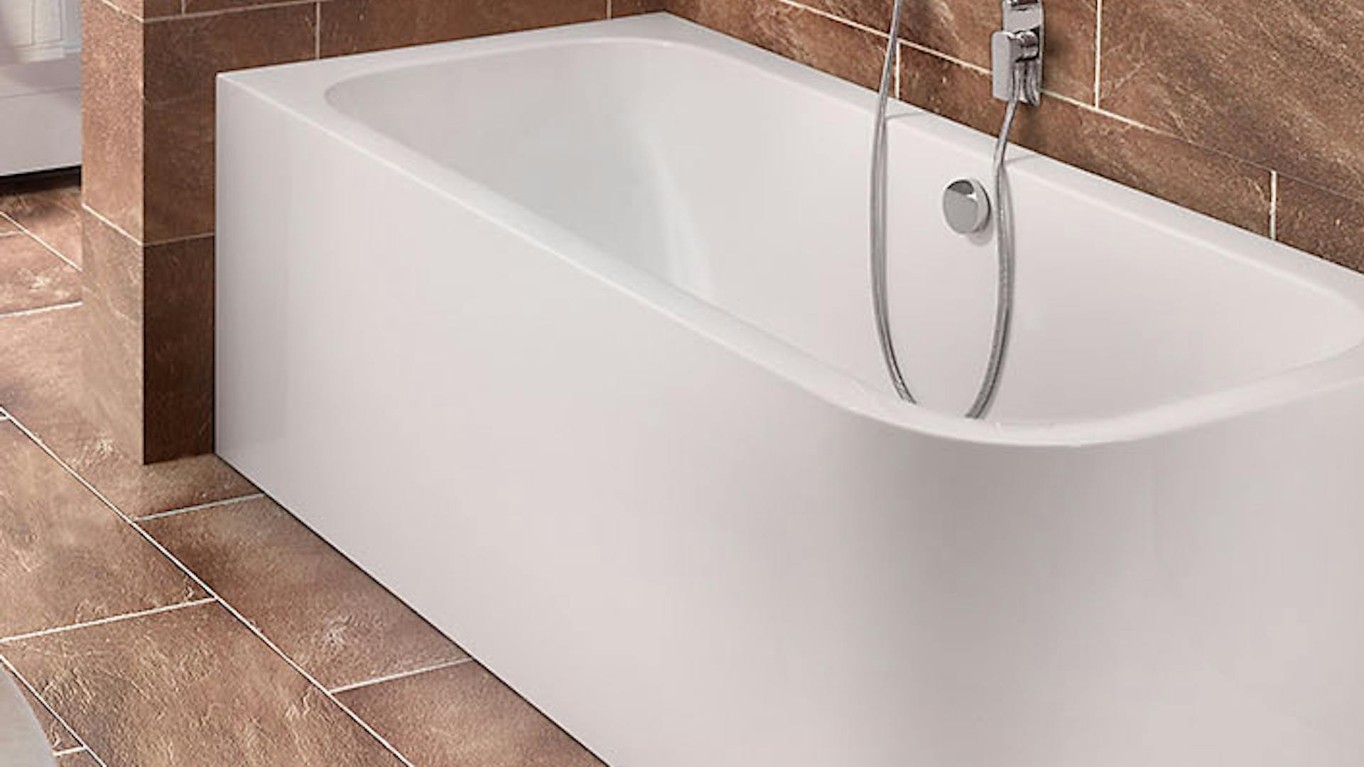 Material der Badewanne an einer Mauerkonstruktion mit Handtüchern und einem Stuhl.