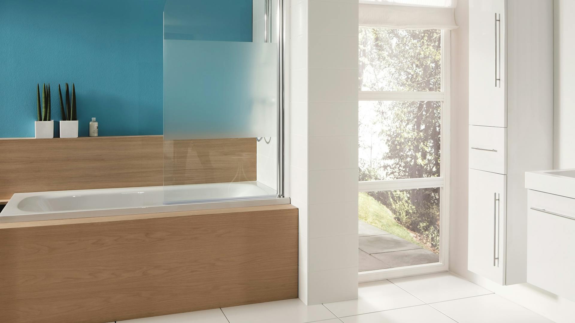 Eckbadewanne mit Holzverkleidung in einem hellen Badezimmer.